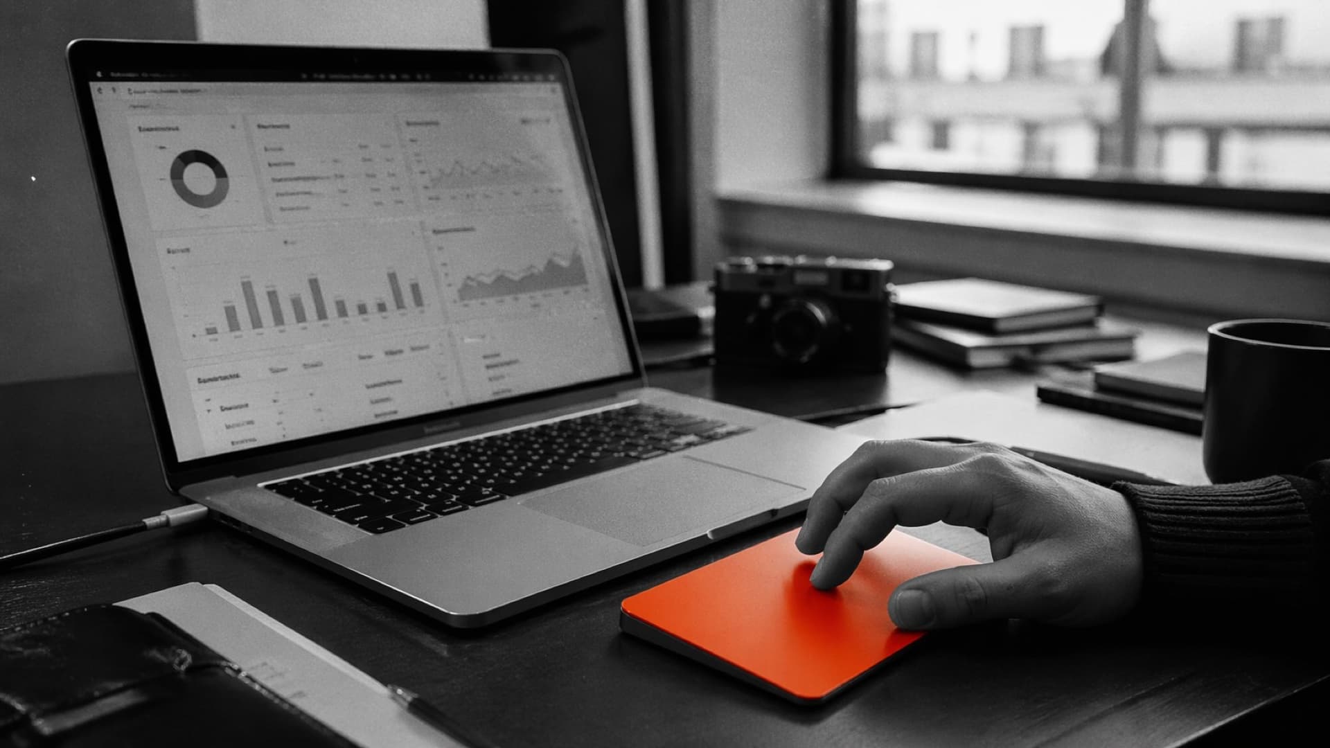 Zwei Monitore mit Dashboards in einem Mittelstandsbüro